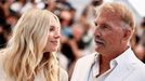 Kevin Costner a herečka Sienna Miller na festivalu v Cannes.