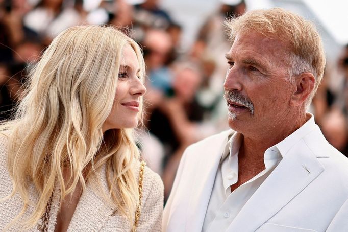 Kevin Costner a herečka Sienna Miller na festivalu v Cannes.