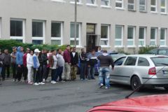 Volit chtěli i bezdomovci či lidé ze Slovenska. Za peníze