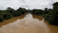 Právě tento měsíc si Ghana připomíná kulaté výročí. Čtyři sta let od chvíle, kdy k břehům Severní Ameriky dorazili první otroci z Afriky, aby pracovali na plantážích britských přistěhovalců. Na snímku řeka, která protéká podél ghanské vesnice Assin Praso.