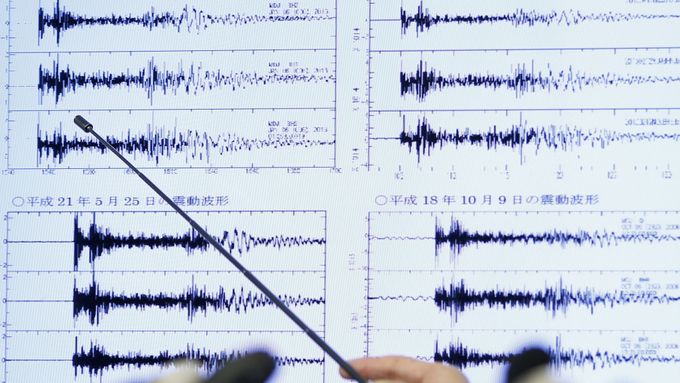 Šéf pozorovacího centra pro zemětřesení a tsunami japonského meteorologického úřadu ukazuje, jak jejich přístroje zaznamenaly údajný test vodíkové pumy v KLDR