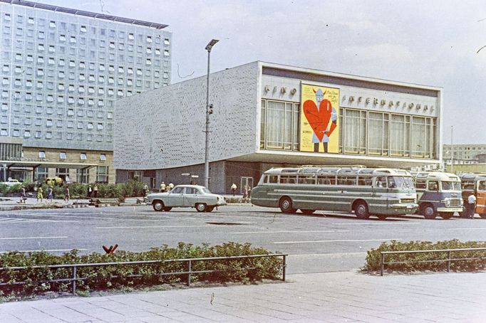 Kino International na Karl-Marx-Allee v Berlíně, 1967.