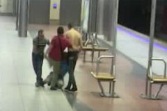 Pražští policisté hledají svědky rvačky v metru. Trojice mužů brutálně zkopala mladíka