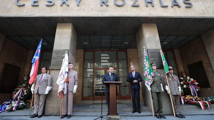 Politici připomněli invazi v srpnu 1968, pietní akt před rozhlasem Babiš vynechal