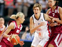 Lotyšské basketbalistky Zane Tamaneová a Anete Jekabsone-Zogotaová v souboji s Janou Veselou na ME v basketbalu.