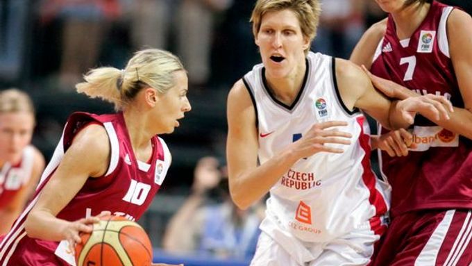 Lotyšské basketbalistky Zane Tamaneová a Anete Jekabsone-Zogotaová v souboji s Janou Veselou na ME v basketbalu.