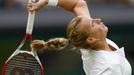 Petra Kvitová v zápase s Kirsten Flipkensovou na Wimbledonu 2013