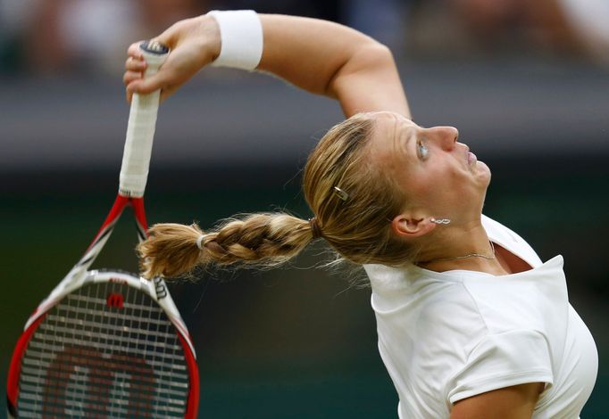 Petra Kvitová v zápase s Kirsten Flipkensovou na Wimbledonu 2013