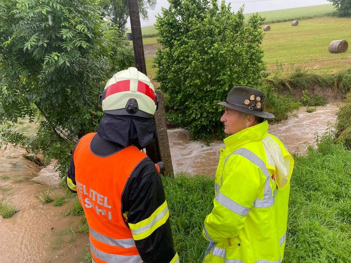 Foto ze zásahu hasičů po víkendových deštích na řece Lupenici v Královéhradeckém kraji