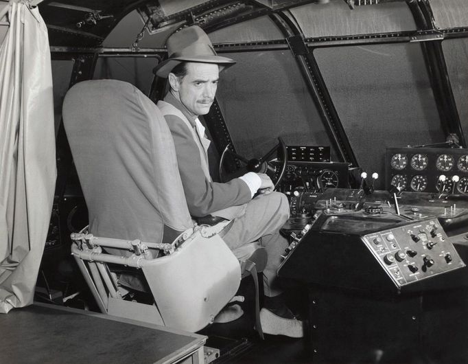 Howard Hughes sedí na pilotním sedadle v kokpitu svého obrovského letadla Hughes H-4 Hercules, 31. října 1947.