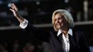 Women's rights leader Lilly Ledbetter, namesake of the Lilly Ledbetter Fair Pay Act, waves during her addresses the first session of the Democratic National Convention in Charlotte, North Carolina, September 4, 2012. REUTERS/Jessica Rinaldi (UNITED STATES - Tags: POLITICS ELECTIONS) Published: Zář. 5, 2012, 3:41 dop.