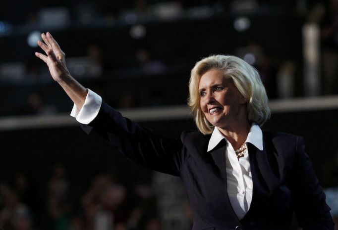 Women's rights leader Lilly Ledbetter, namesake of the Lilly Ledbetter Fair Pay Act, waves during her addresses the first session of the Democratic National Convention in Charlotte, North Carolina, September 4, 2012. REUTERS/Jessica Rinaldi (UNITED STATES - Tags: POLITICS ELECTIONS) Published: Zář. 5, 2012, 3:41 dop.