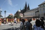 Ostatně čtěte dál a posuďte sami, jak nejnavštěvovanější místo Česka, Pražský hrad, dnes hostí turisty i místní. Prošli jsme ho skrz naskrz.
