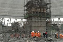Na stavbě čínské elektrárny se zřítilo lešení, zahynulo nejméně 67 lidí