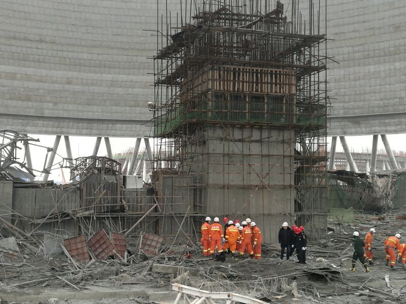 Záchranáři zasahují u stavby elektrárny v Číně, kde po zřícení lešení zemřely desítky lidí.
