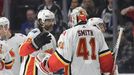 Jaromír Jágr při svém debutu za Calgary Flames (s brankářem Mikem Smithem)