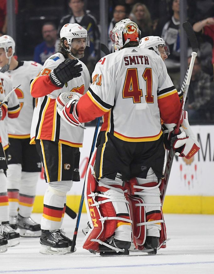 Jaromír Jágr při svém debutu za Calgary Flames (s brankářem Mikem Smithem)