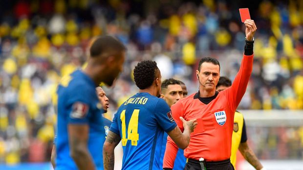 Brazilci remizovali v Ekvádoru, Alisson viděl dvě červené karty