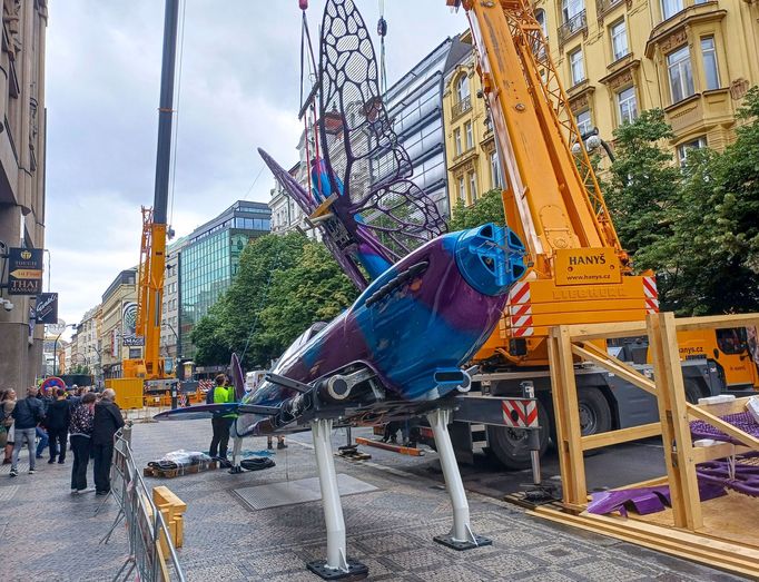 Instalace soch Davida Černého na fasádu budovy Máj.