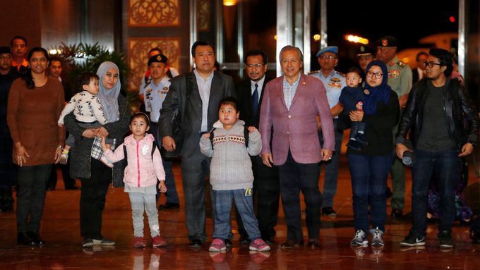 Malajsijce na letišti přivítal také tamní ministr zahraničí Anifah Aman.