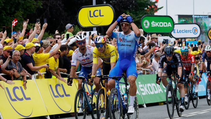 Dylan Groenewegen v cíli třetí etapy před Woutem van Aertem ve žlutém a Peterem Saganem.