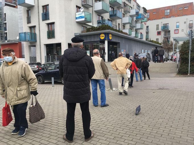 Obchody striktně drží čas pro důchodce. Mladší lidi skutečně vykazují