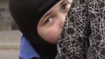 Mina ukrytá na poli zabila malým bratrům otce. Matka jim to už víc než rok tají