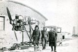 Aerosáně, uprostřed Alois Klouda, který s nimi v drsných zimních podmínkách vozil těhotné ženy do porodnice.