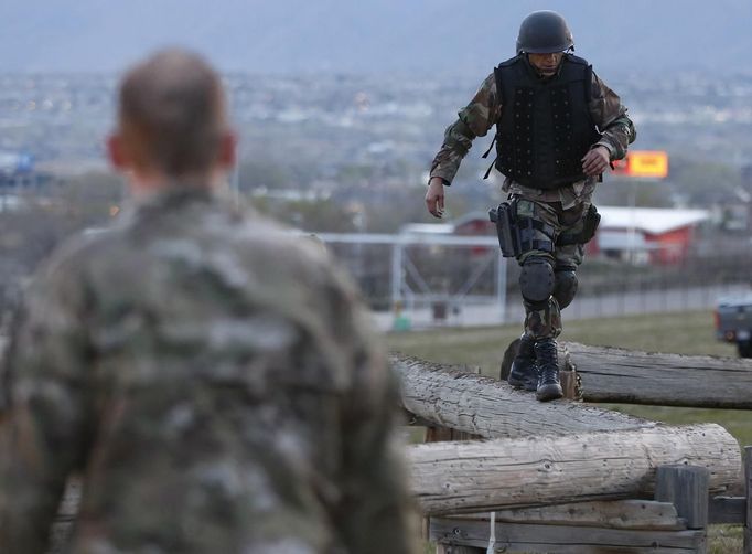 A candidate from a law enforcement agency in Utah takes part in Salt Lake City Police Department's SWAT School training exercise on an obstacle course in Draper, Utah, April 21, 2013. REUTERS/Jim Urquhart (UNITED STATES - Tags: CRIME LAW SOCIETY) Published: Dub. 21, 2013, 3:51 odp.