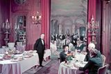 Opulentní večeři v Ritzu zachycuje fotografie pořízená v polovině 20. století.