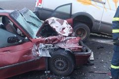 Opilý 16letý mladík narazil s autem do sloupu