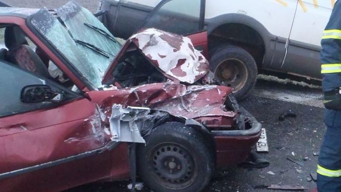 Jednotka z Chrudimi vyjížděla po páté ráno k dopravní nehodě do Medlešic, kde se na namrzlé vozovce střetla tři osobní vozidla s dodávkou. Na místě byly dvě zraněné osoby