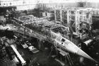 Po základních návrzích na Žukovské výzkumné a vývojové základně Tupolev zahájil výrobu dvou prototypů. Ty měly přepravit až 120 pasažérů, maximální cestovní rychlost byla stanovena na 2 200 kilometrů za hodinu.