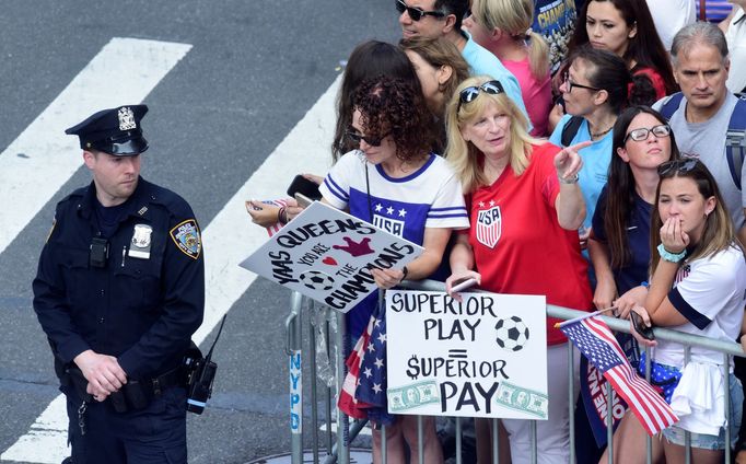 Průvod v New Yorku na počest amerických fotbalistek.