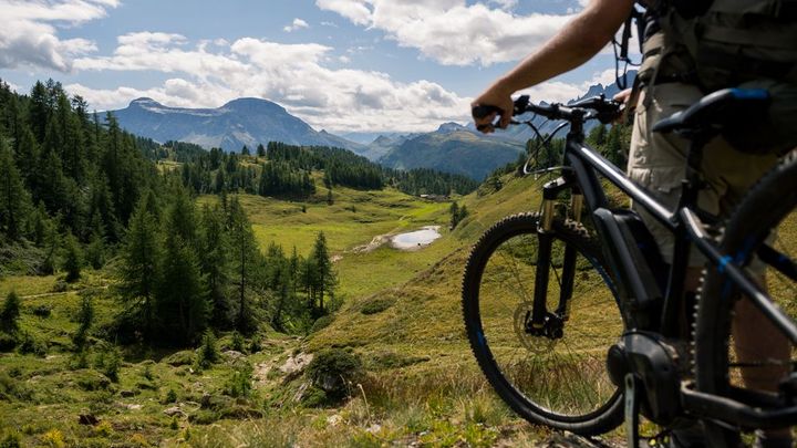 Dostanou se dál a výš, i bez fyzičky. Elektrocyklisté vyhánějí z hor i vzácná zvířata