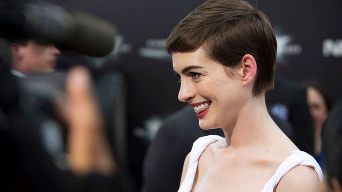 Asi nejvíce přitahovala objektivy fotografů křehká a stále usměvavá Anne Hathaway