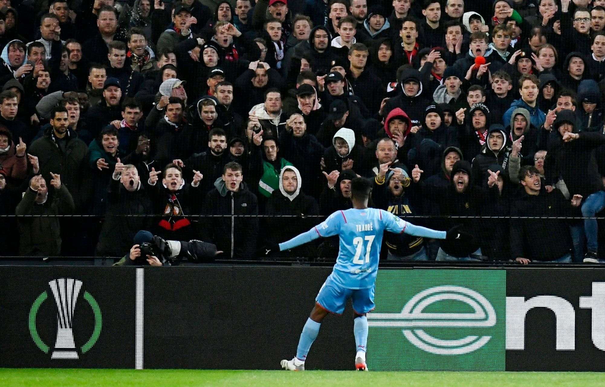 Ibrahim Traoré slaví třetí gól v prvním čtvrtfinále Evropské konferenční ligy Feyenoord - Slavia