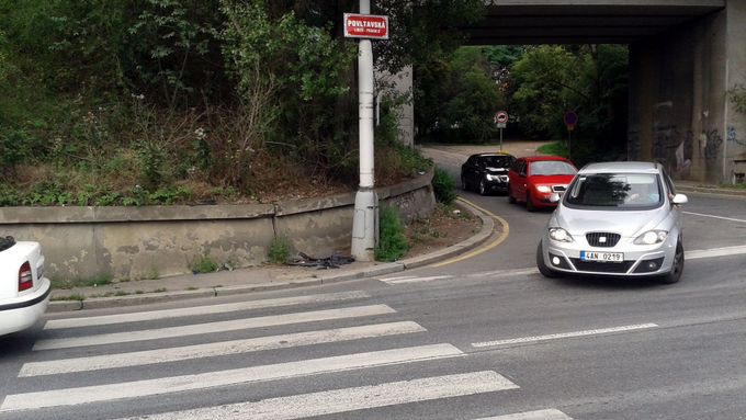 Směrem proti proudu Vltavy se těsně před křižovatkou nachází přechod, který vede z chodníku do zdi, nepokračuje tam trasa pro pěší. Zároveň je u přechodu ukončen cyklopruh, až sem vede, pak zmizí.