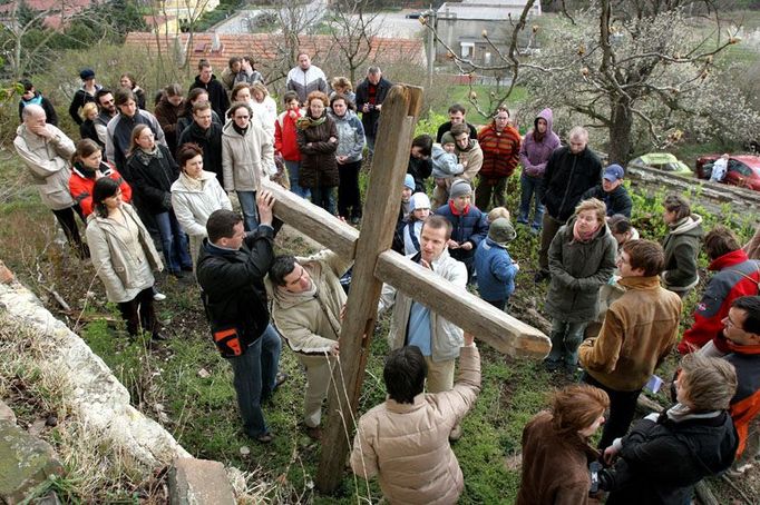 15:45 Asi padesát převážně mladých lidí z celé republiky se v pátek sjelo do kláštěra v Tuchoměřicích u Prahy, aby společně oslavili velikonoce.