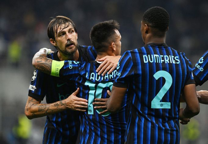 Radost fotbalistů Interu Milán v utkání Ligy mistrů se Slavií Praha