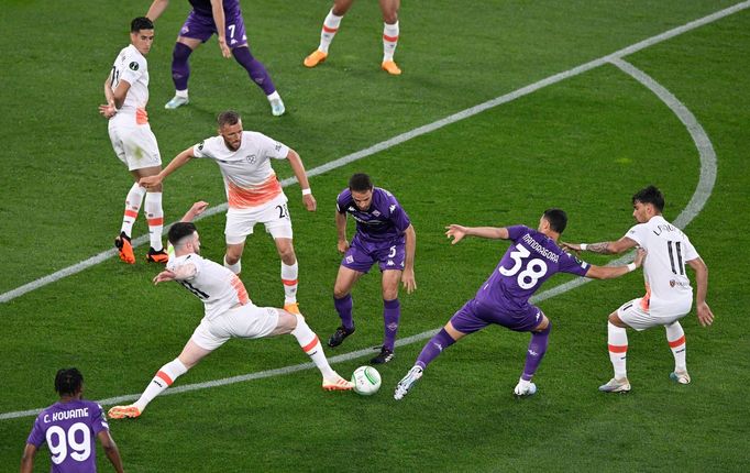 Declan Rice, Tomáš Souček, Lucas Paqueta, Rolando Mandragora a Giacomo Bonaventurave finále Konferenční ligy Fiorentina - West Ham