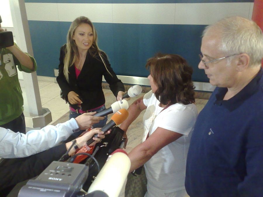 První navrátilci. Tito přiletěli z Tenerife, kde si museli prodloužit pobyt o dva dny. Za své peníze.
