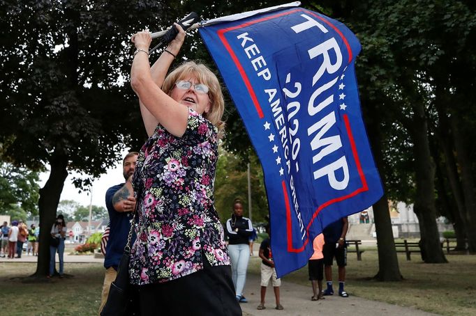 Americký prezident Donald Trump navštívil město Kenosha, kde probíhaly protesty proti policejnímu násilí.