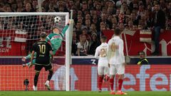 Liga mistrů, Stuttgart - Sparta: Alexander Nübel se marně natahuje po ráně Kaana Kairinena