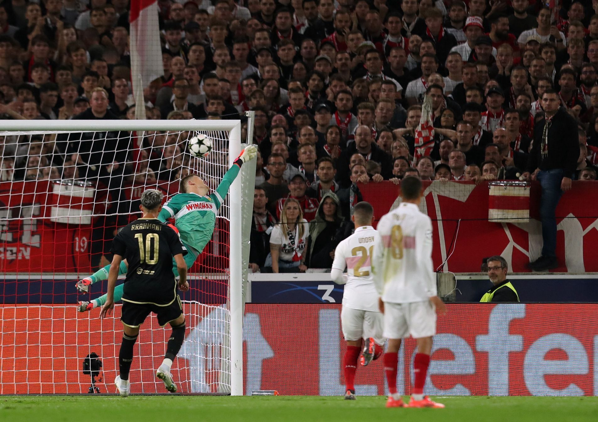 Liga mistrů, Stuttgart - Sparta: Alexander Nübel se marně natahuje po ráně Kaana Kairinena