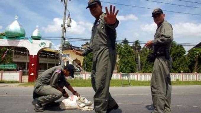 Demonstracemi zmítané Thajsko volí a země zpřísňuje bezpečnostní opatření. Před jednou z mešit a volební místností v jednom explodovala bomba. Nikdo však nebyl zraněn.
