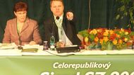 V roli vlivné místopředsedkyně partaje na sjezdu Strany zelených. Kuchtová poslouchá projev šéfa strany Martina Bursíka. Právě volá: "I vy jste byli úspěšní!"