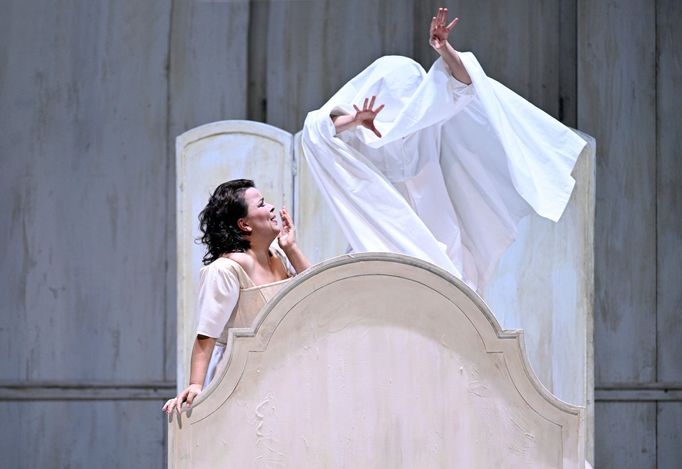 Petra Alvarez Šimková v roli maršálky a Arnheiður Eiríksdóttir jako Oktavián.