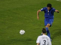 Fabio Grosso (v modrém) dává první gól Itálie v semifinále MS s Německem.