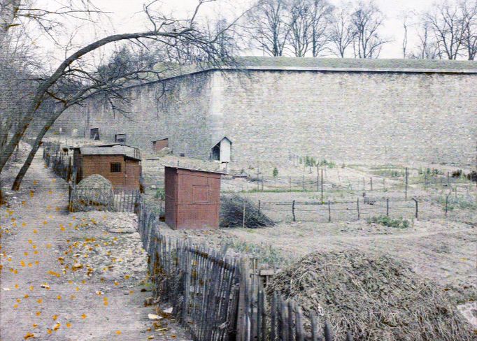 Pozemky na úpatí opevnění u Porte d' Auteuil v Paříži. Rok 1919